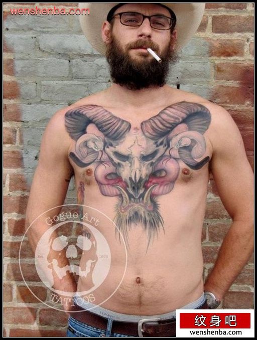 男性前胸帅气超酷的羊头纹身