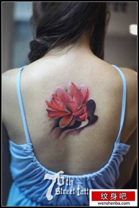 女人背部好看的彩色莲花纹身