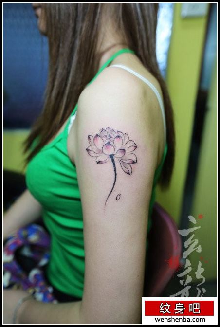 女人手臂清晰时髦的水墨莲花纹身