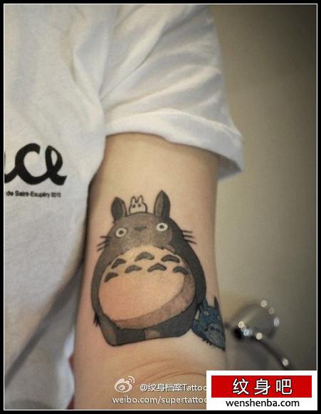 手臂可爱个性的龙猫纹身