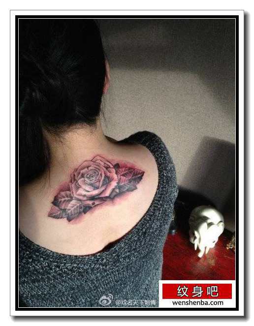 女人后肩背个性的黑白玫瑰花纹身
