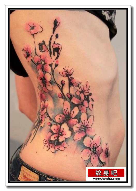 女人侧腰个性的彩色桃花纹身