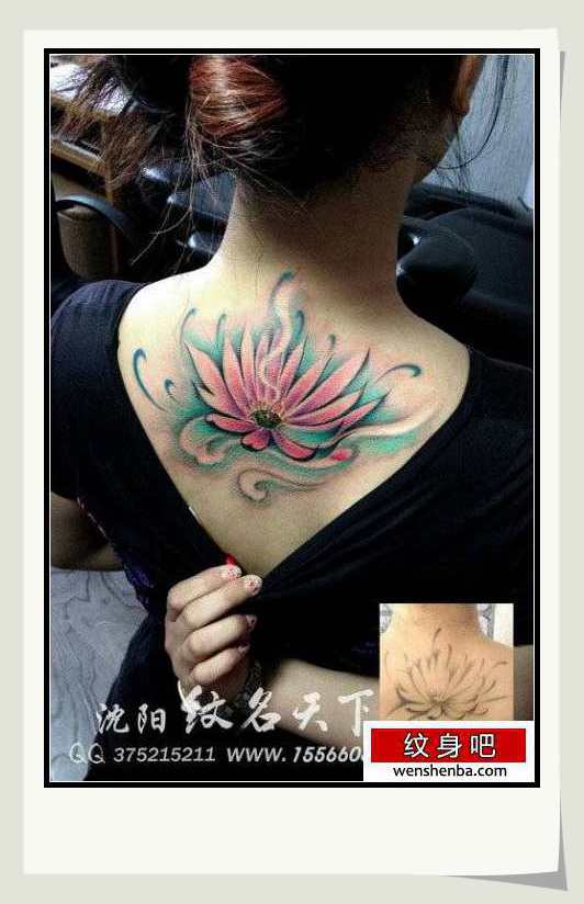 女人后背漂亮的彩色莲花纹身