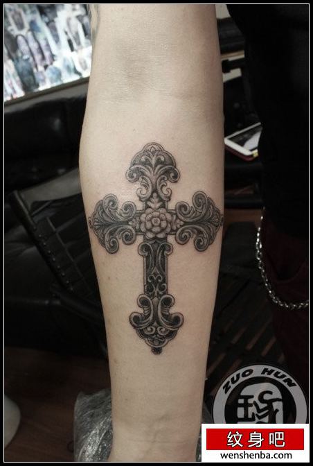 手臂个性权威的欧式十字架纹身