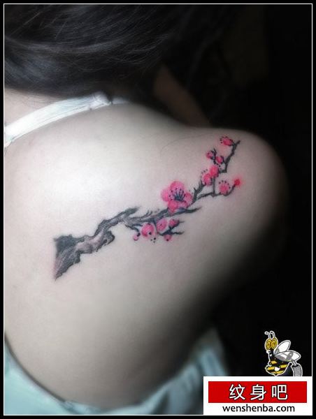 靓女后肩背可爱的梅花纹身