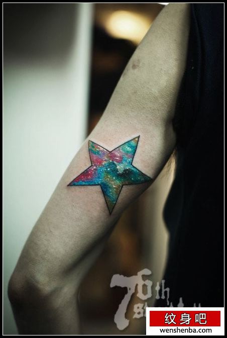手臂帅气个性的五角星星空纹身