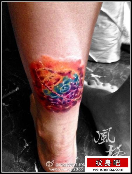 腿部漂亮的彩色星空小星球纹身