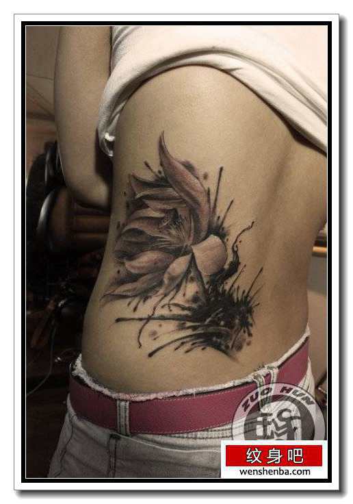 女人腰部个性的黑灰莲花纹身