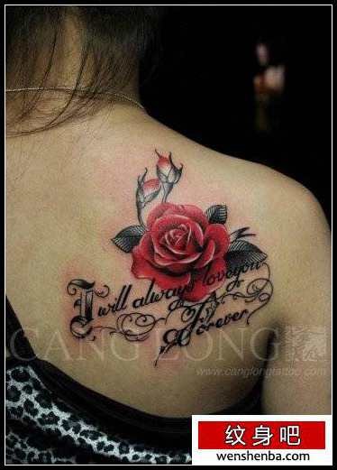 女人肩背个性的彩色玫瑰花纹身