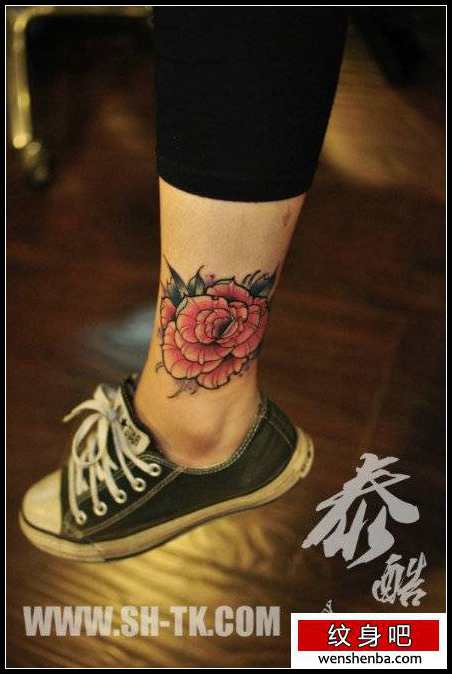 女人腿部漂亮个性的玫瑰花纹身