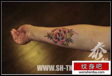 女人手臂个性时髦的彩色玫瑰纹身