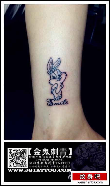 女人腿部可爱的卡通兔子纹身