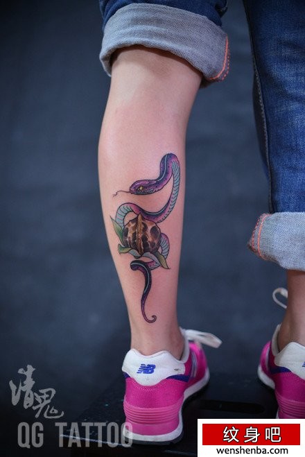 腿部个性时髦的一张蛇纹身
