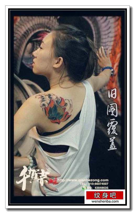 靓女肩背个性的传统莲花纹身
