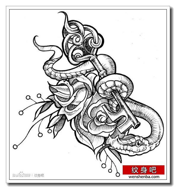 一张个性权威的蛇与钥匙纹身