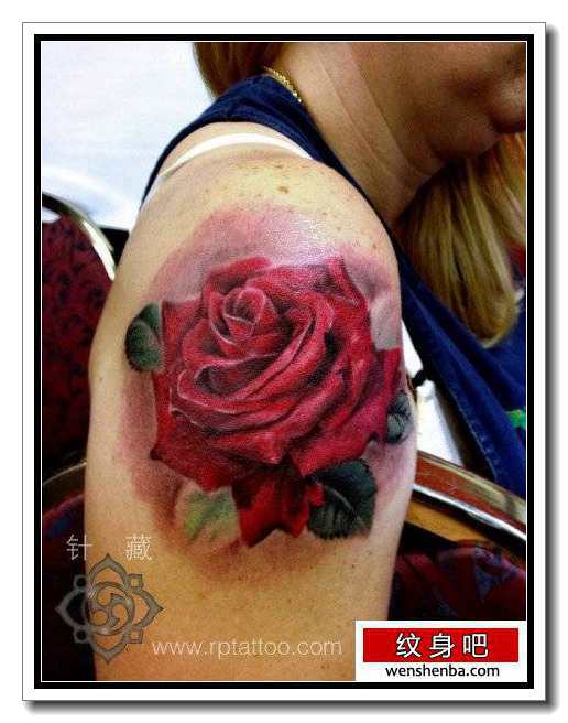 手臂漂亮时髦的彩色玫瑰花纹身