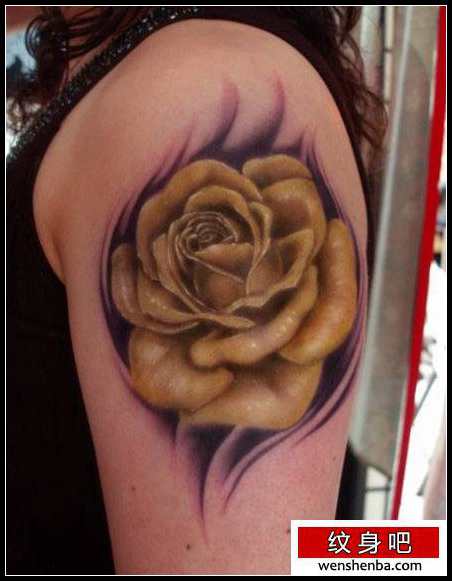 女人手臂漂亮个性的一枚黄玫瑰纹身