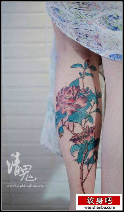 女人腿部个性的牡丹花纹身