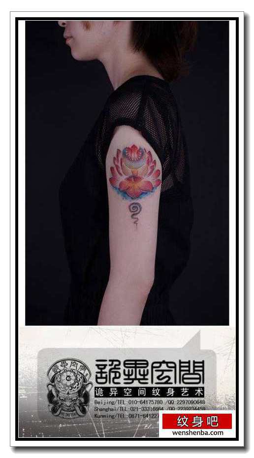 女人手臂漂亮的彩色莲花纹身