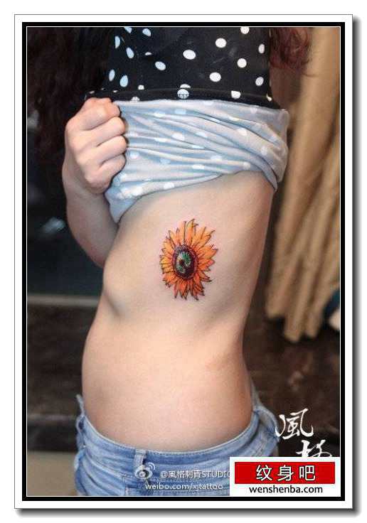 女人侧肋权威的向日葵花纹身