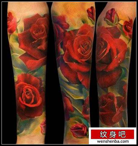 手臂漂亮的写实的彩色玫瑰花纹身