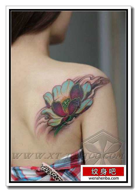 女人后肩背好看的传统彩色莲花纹身