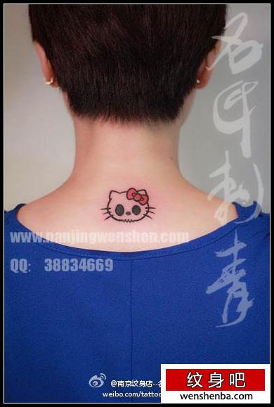 女人颈部可爱的卡通猫咪纹身