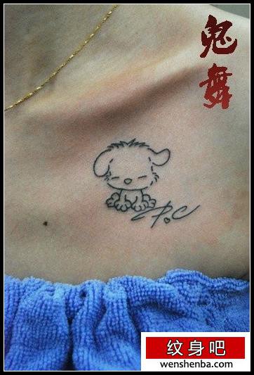 女人胸前可爱个性的卡通小狗纹身