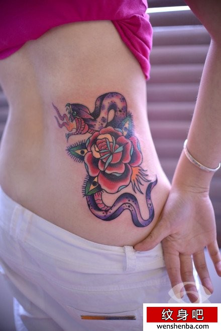 女人腰部个性时髦的蛇与玫瑰花纹身