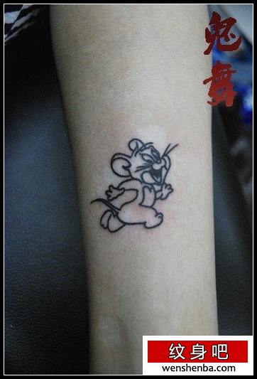 女人手臂可爱的卡通小老鼠纹身