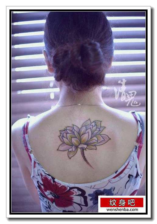 女人后背漂亮的莲花纹身