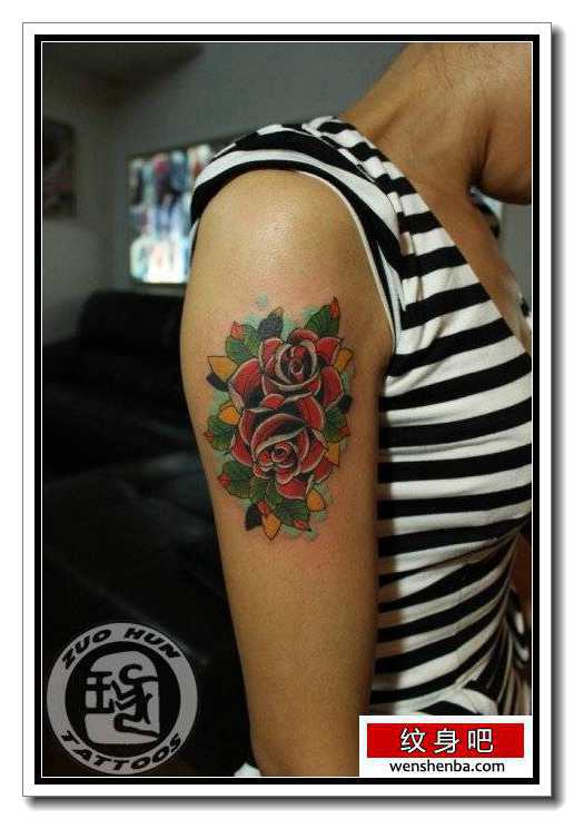 手臂时髦权威的一枚school玫瑰花纹身
