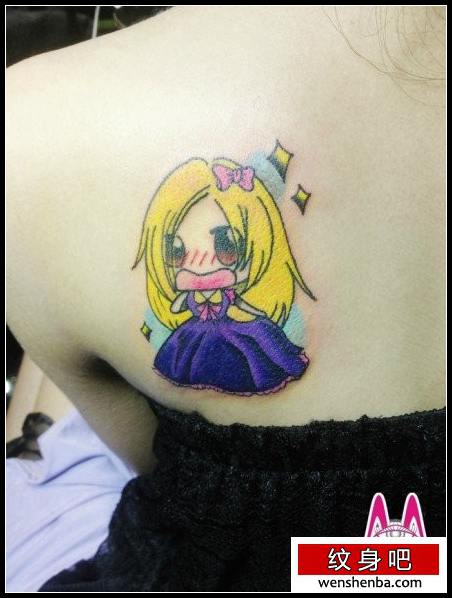 女人肩背可爱的卡通小女孩纹身