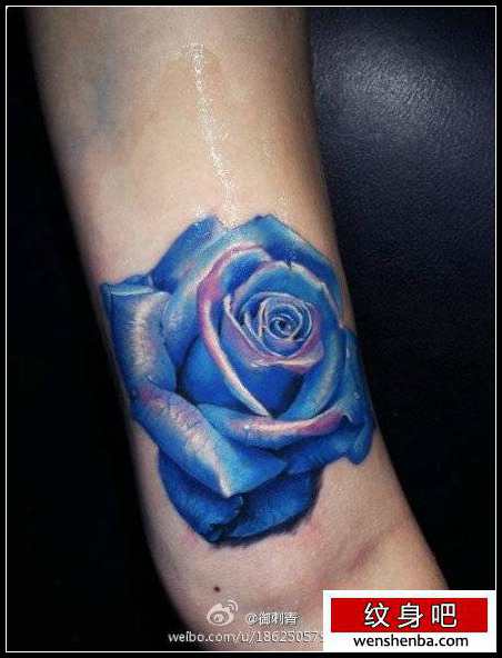 一枚写实精致的彩色蓝玫瑰纹身