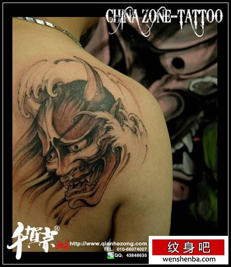 男性肩背个性时髦的黑灰般若纹身