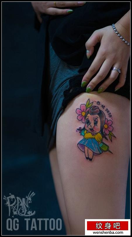 女人腿部可爱个性的卡通小猪纹身