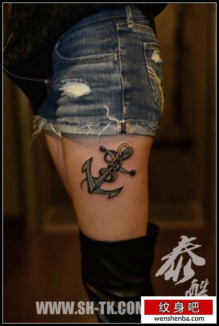 靓女大腿处精致时髦的船锚纹身