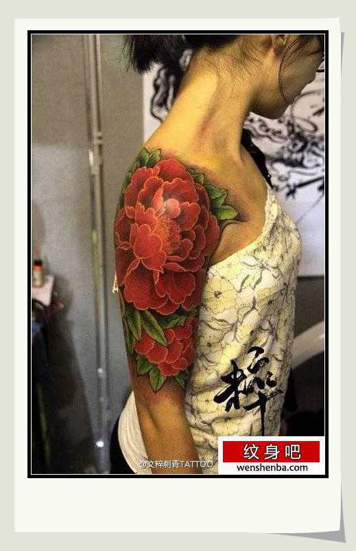 靓女手臂精致时髦的传统牡丹纹身