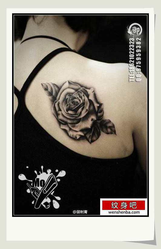 女人肩背好看的黑灰玫瑰花纹身