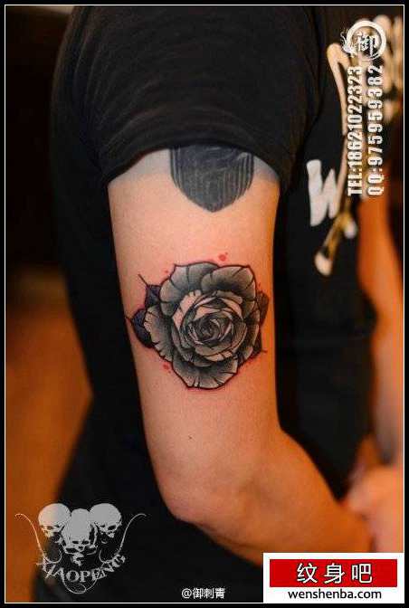 手臂时髦个性的一枚玫瑰花纹身