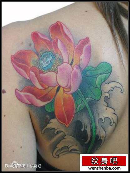 女人肩背个性好看的传统莲花纹身