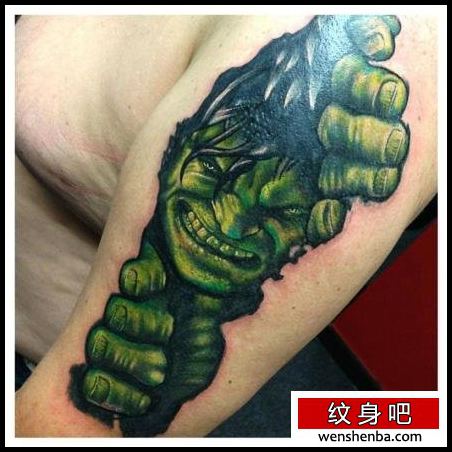 手臂时髦权威的一张绿巨人纹身