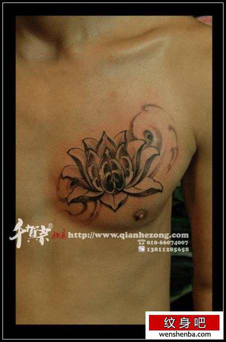男性胸前个性的黑灰莲花纹身