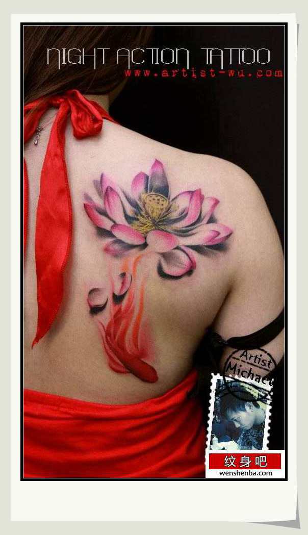 女人后肩背个性的莲花纹身