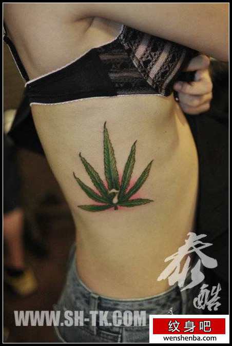 靓女侧腰个性精致的大麻叶纹身