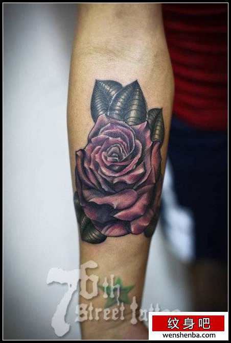 手臂精致时髦的玫瑰花纹身