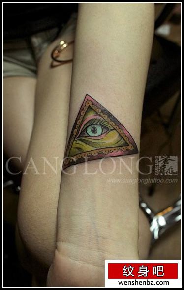 女人手腕个性时髦的全视之眼纹身