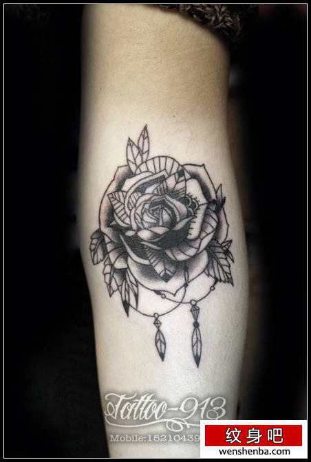 手臂的黑灰玫瑰花纹身