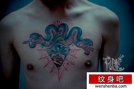 男性前胸帅气时髦的蛇与眼睛纹身