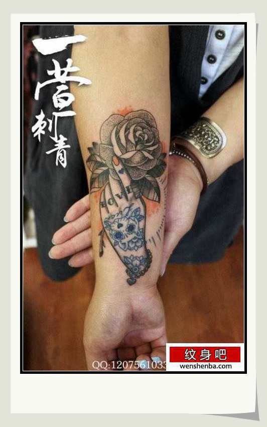手臂个性的一枚玫瑰花纹身
